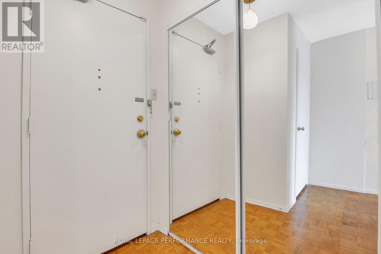 Unit Foyer w/mirrored closet