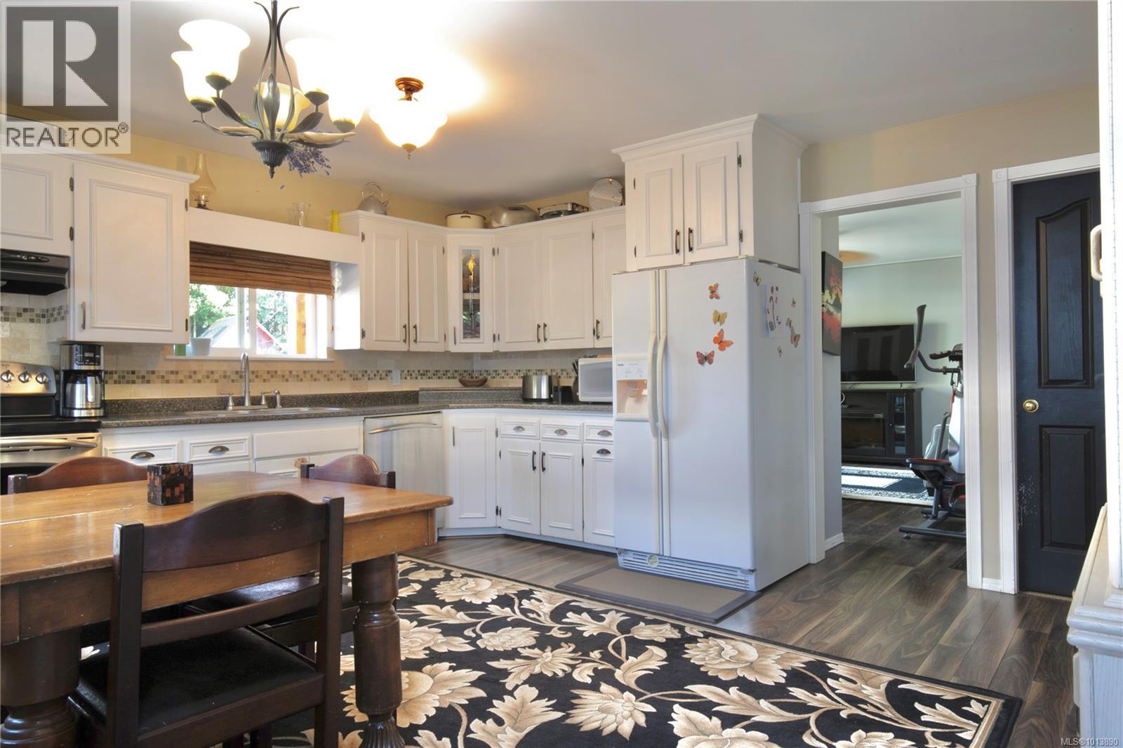 100 Boundary Rd, Lake Cowichan