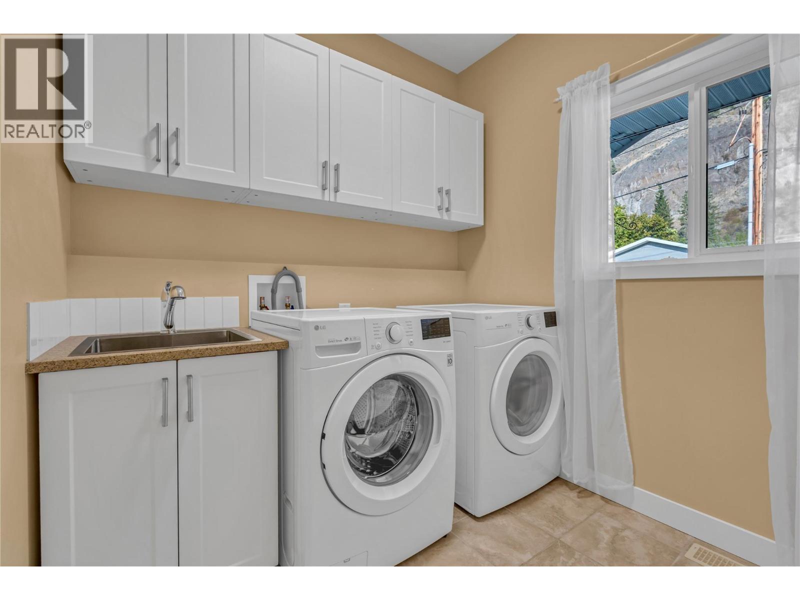  11418 Adams Avenue, Summerland