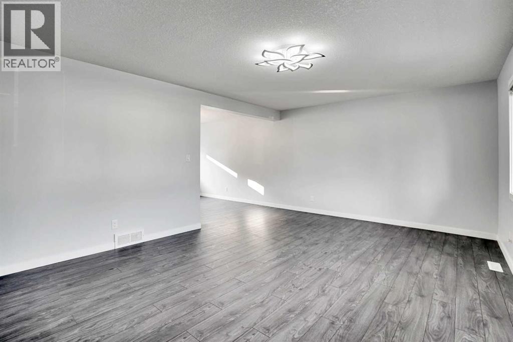 Single Family House for Sale in  huntridge Hill NE Huntington Hills Calgary 
