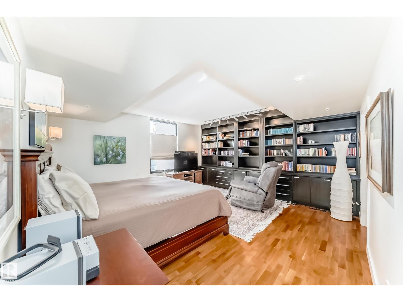 #404 10028 119 ST NW, Edmonton