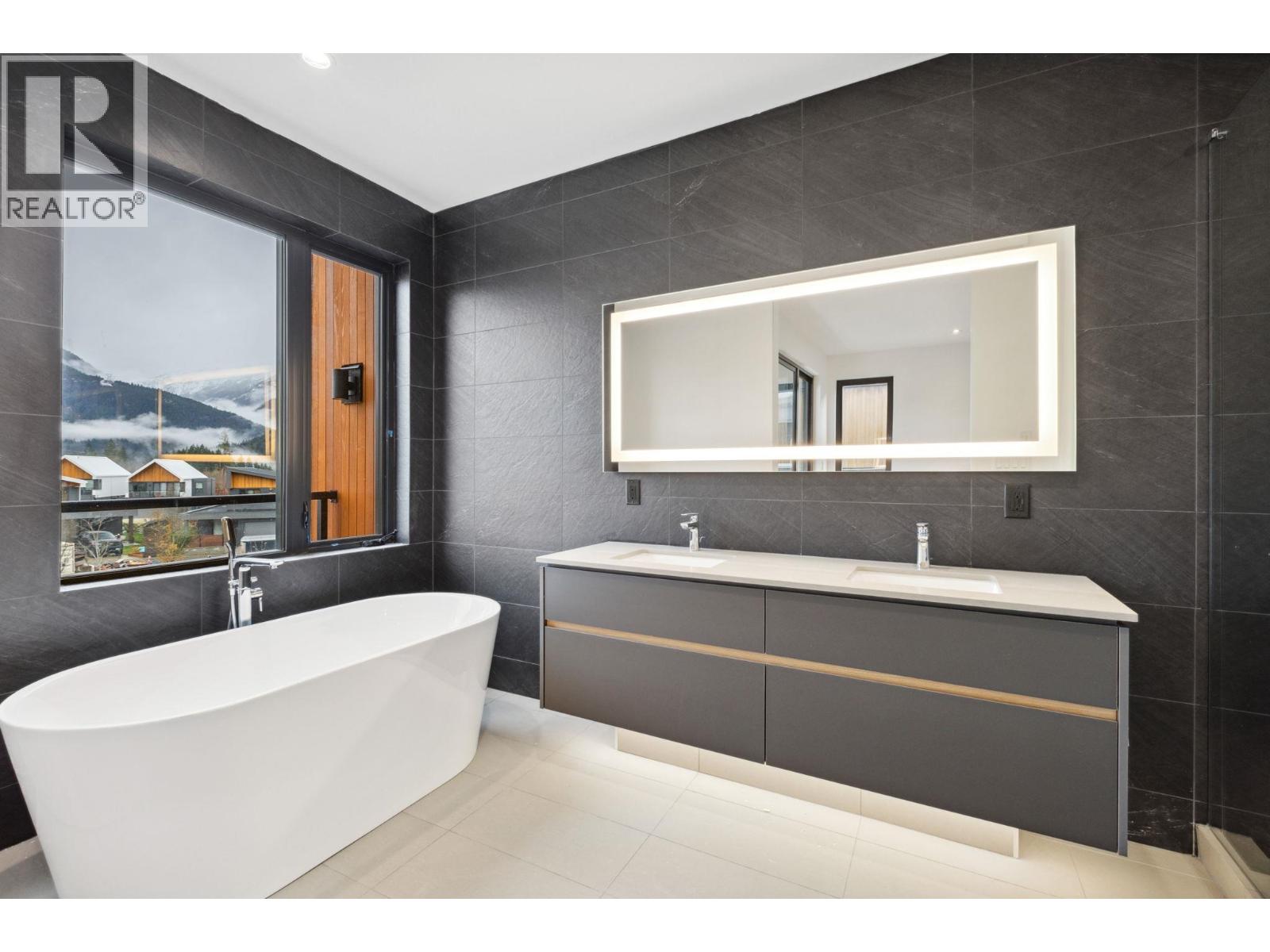 2945 SNOWBERRY PLACE, Squamish