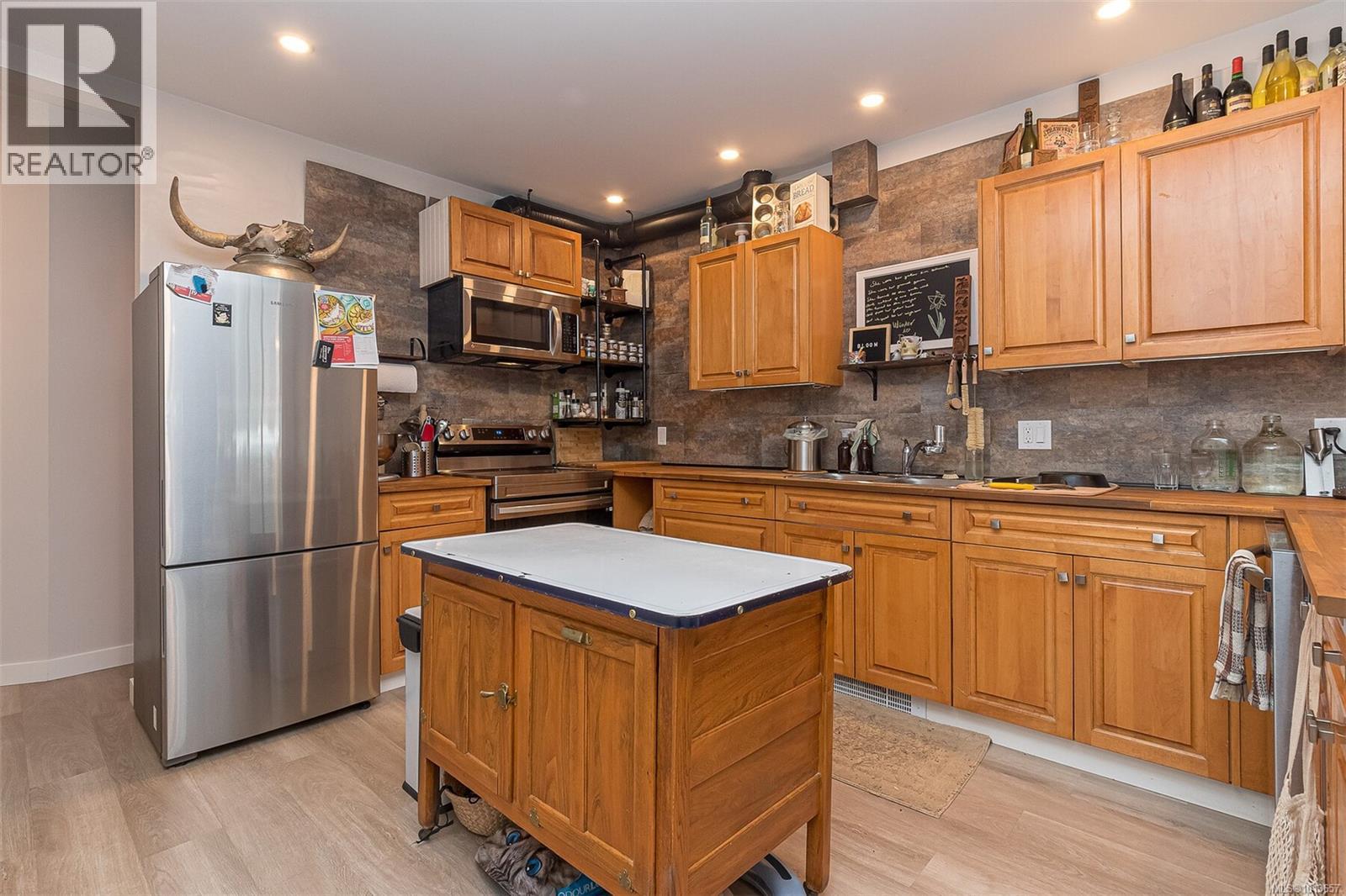 2189A &2189B Amelia Ave, Sidney