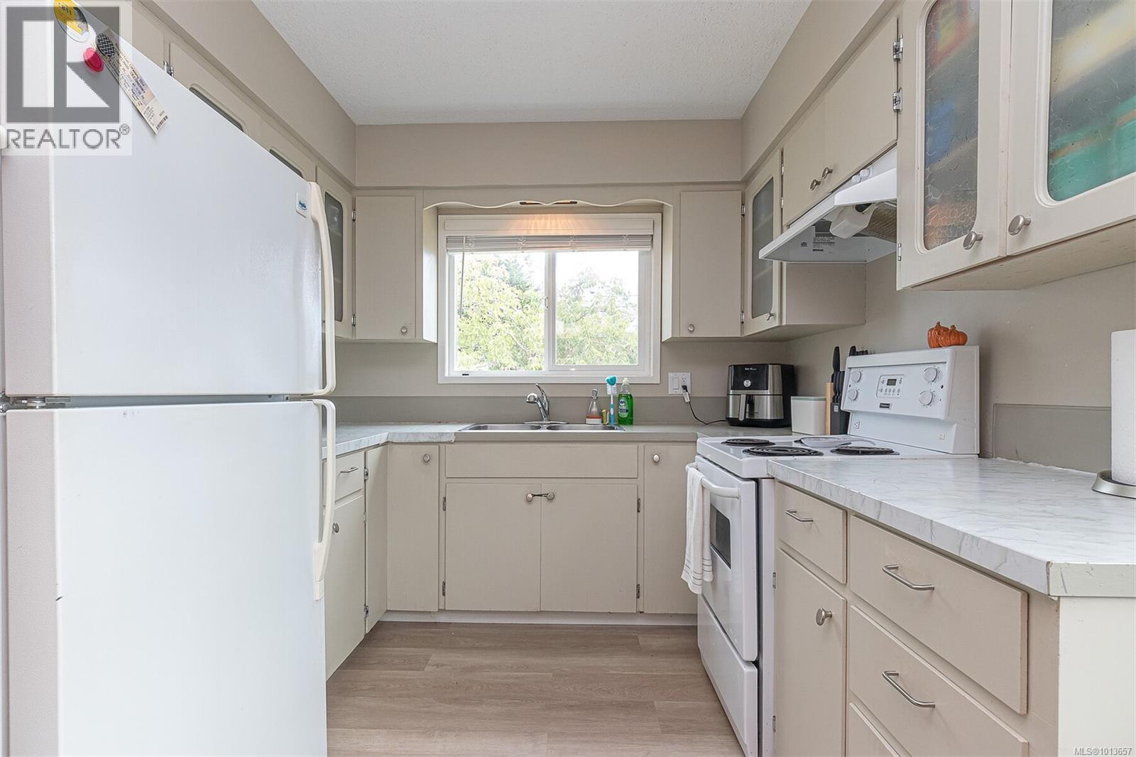 2189A &2189B Amelia Ave, Sidney
