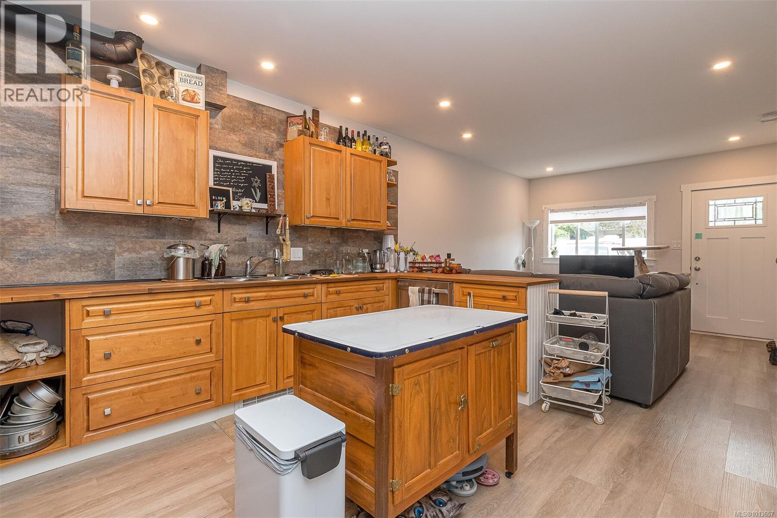 2189A &2189B Amelia Ave, Sidney