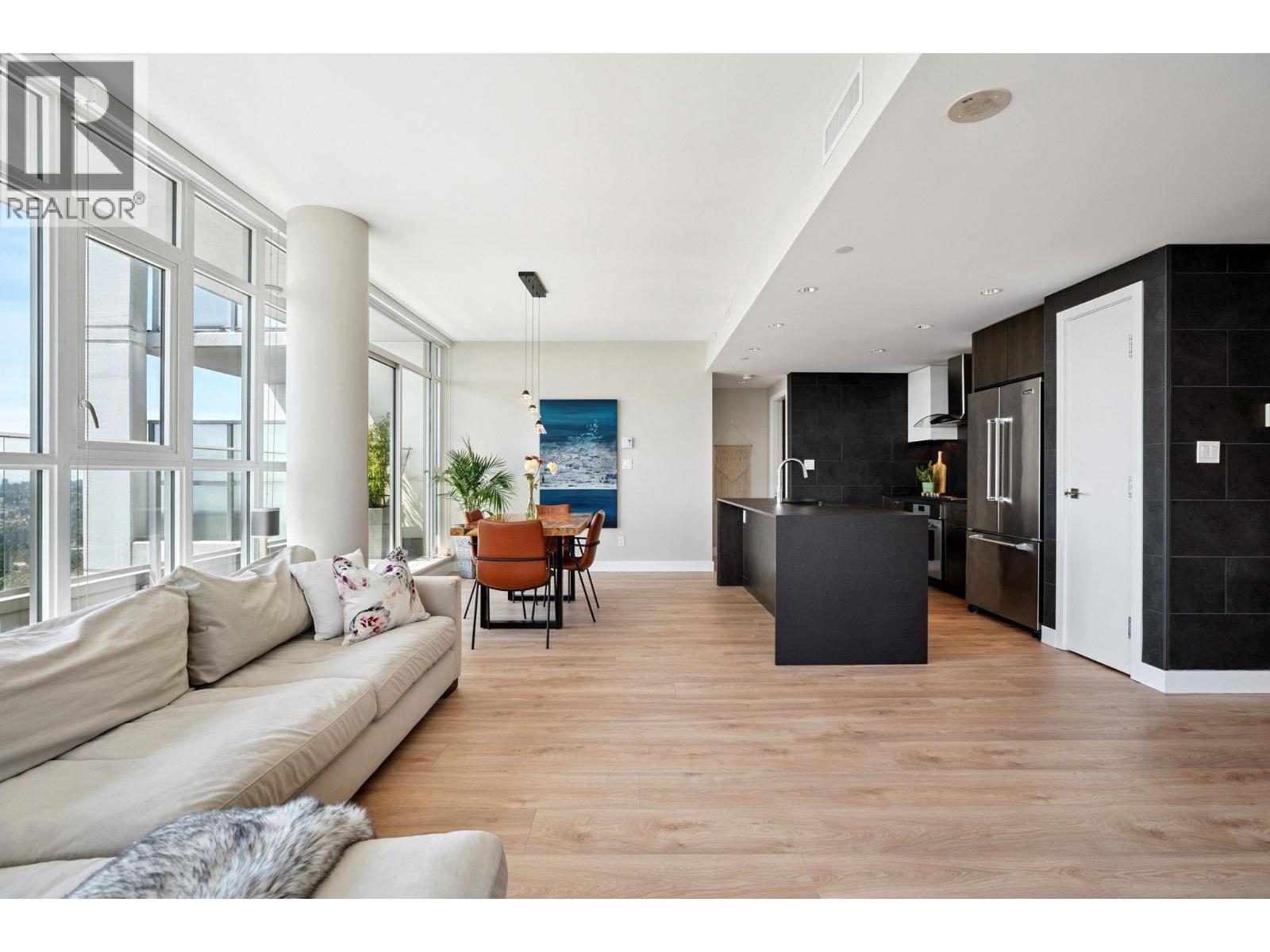 1905 958 RIDGEWAY AVENUE, Coquitlam