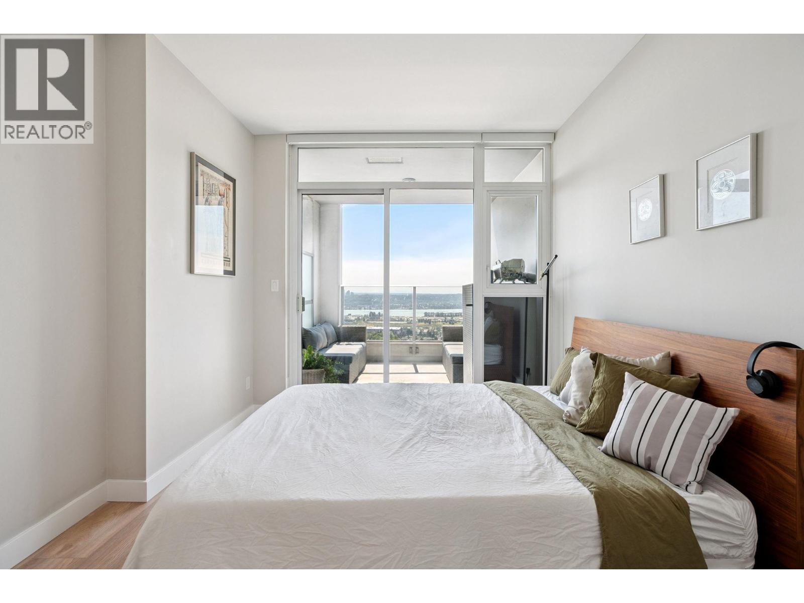 1905 958 RIDGEWAY AVENUE, Coquitlam