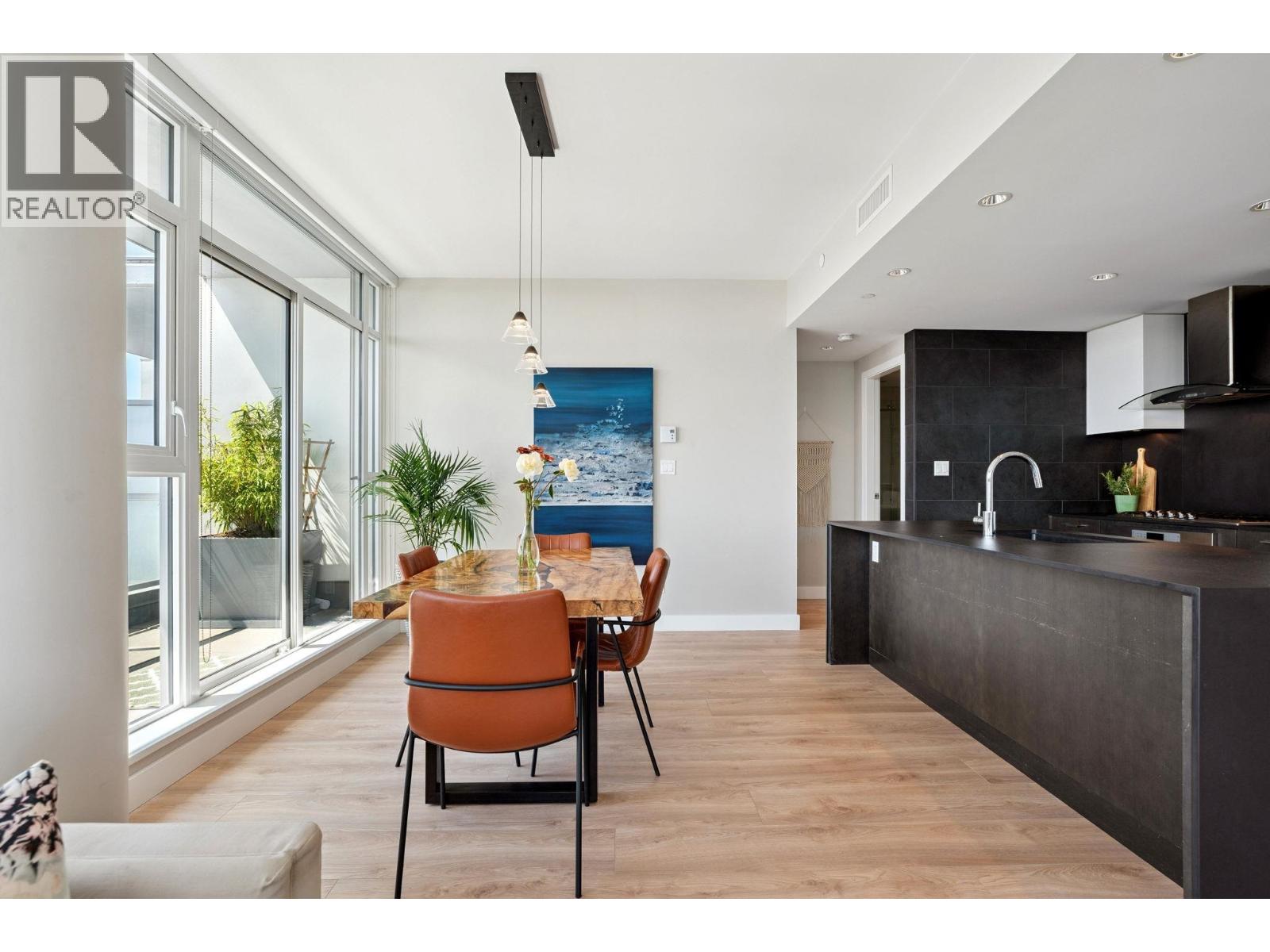 1905 958 RIDGEWAY AVENUE, Coquitlam