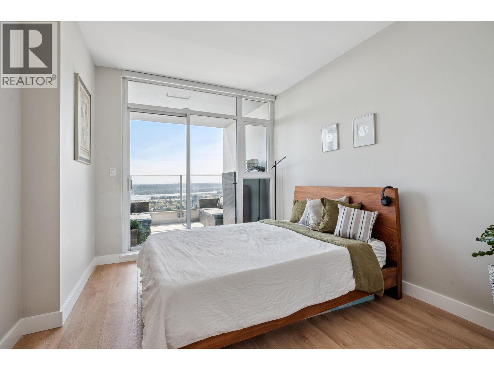 1905 958 RIDGEWAY AVENUE, Coquitlam