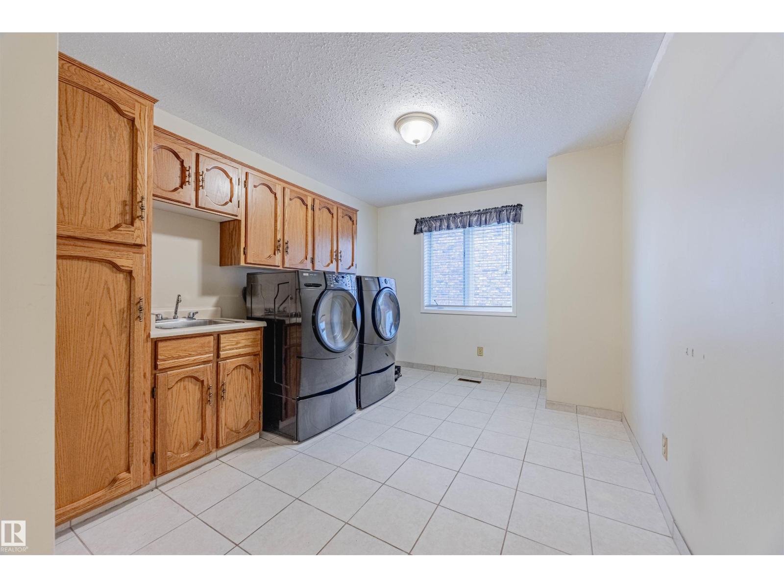 1602 106 ST NW, Edmonton