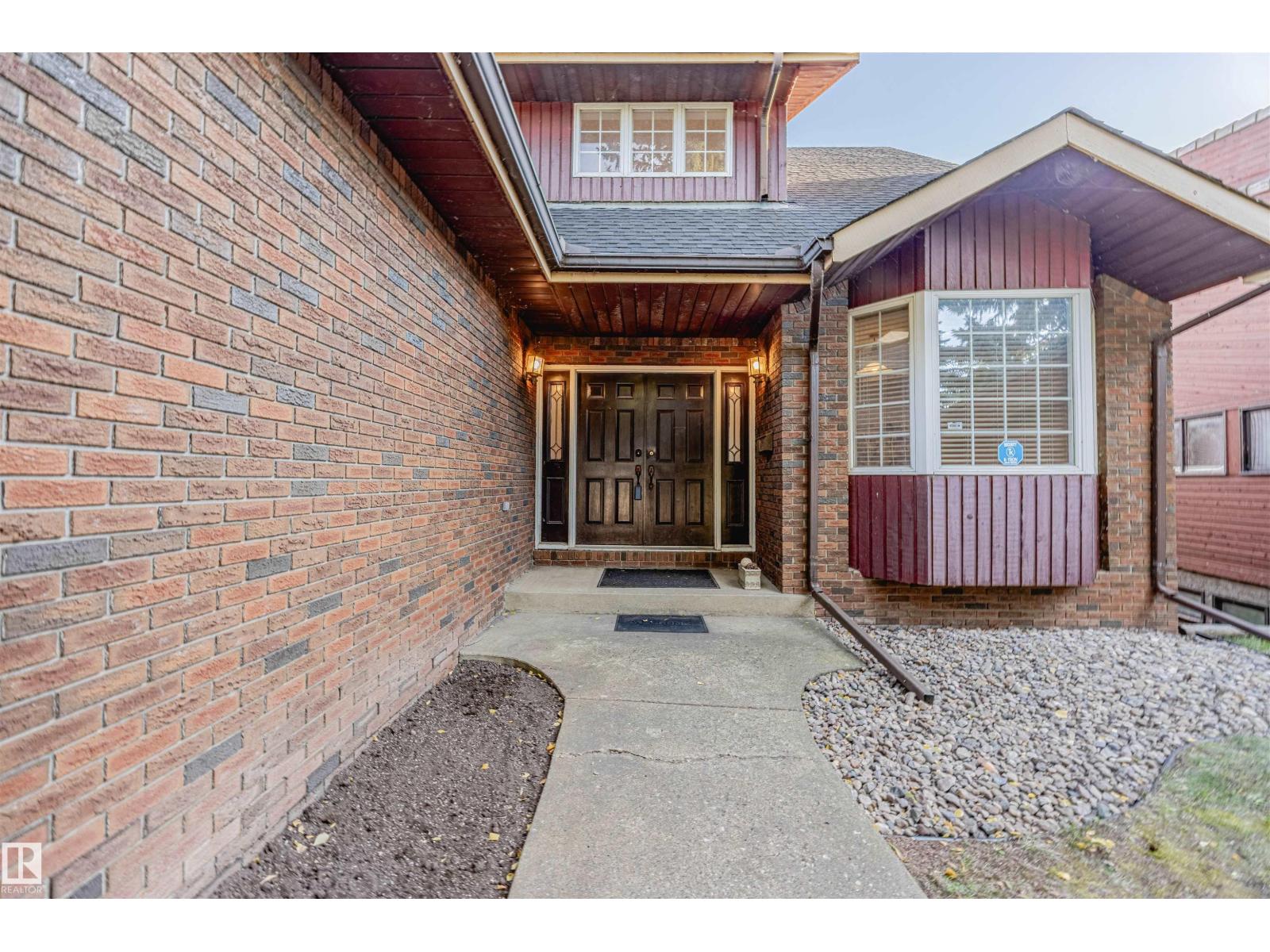 1602 106 ST NW, Edmonton