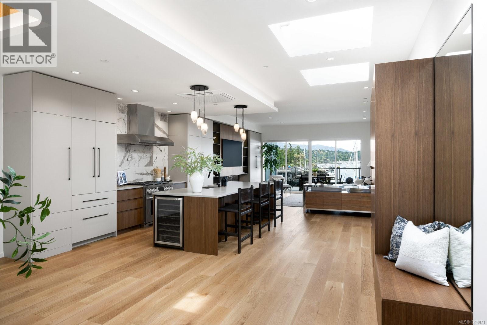 201 2270 Harbour Road, Sidney