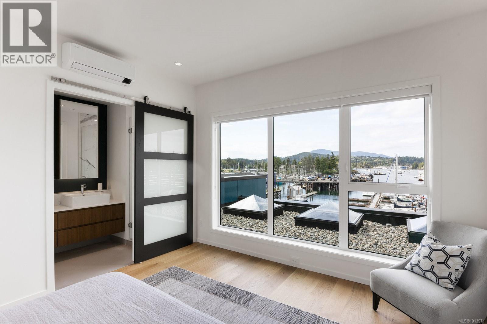 201 2270 Harbour Road, Sidney