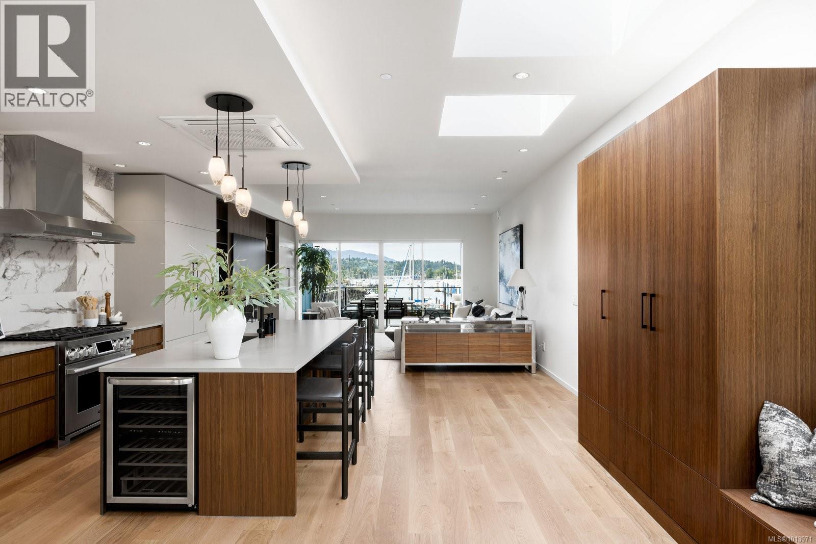 201 2270 Harbour Road, Sidney