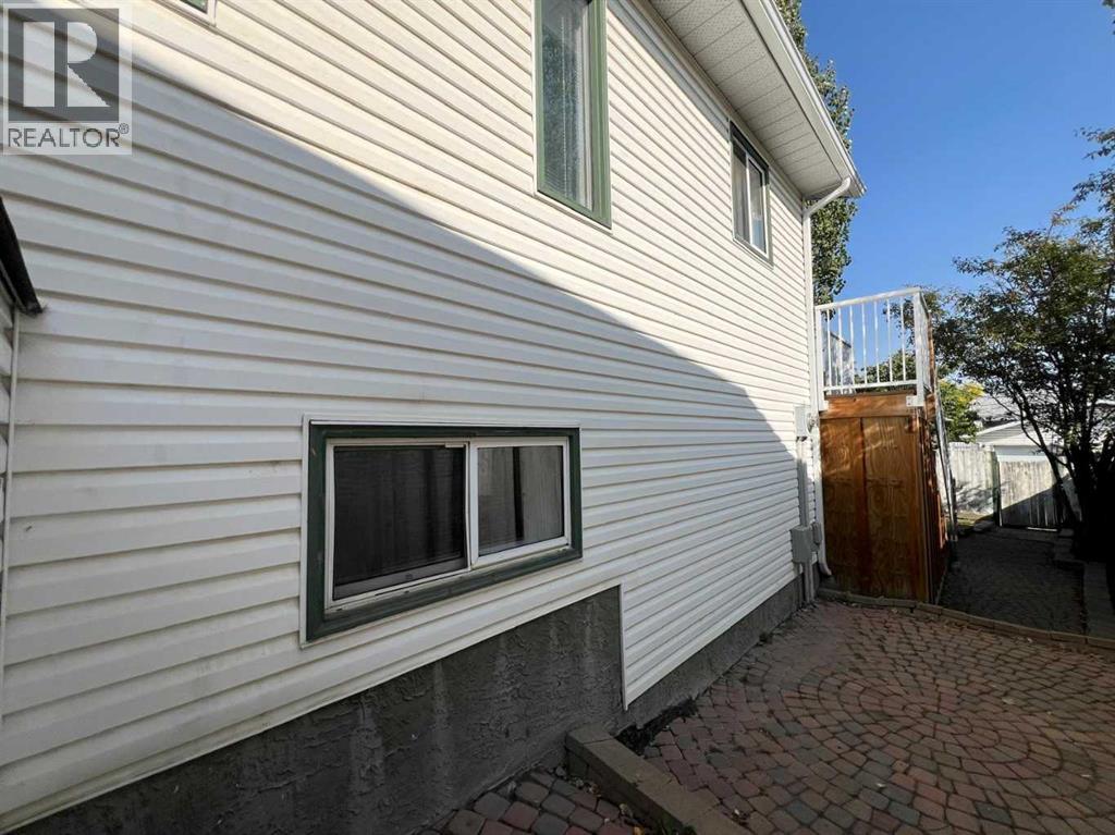 Single Family House Bi-level for Sale in  Harvest Glen Rise NE Harvest Hills Calgary 