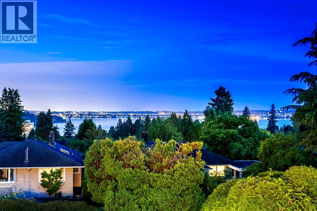 1555 LAWSON AVENUE, West Vancouver
