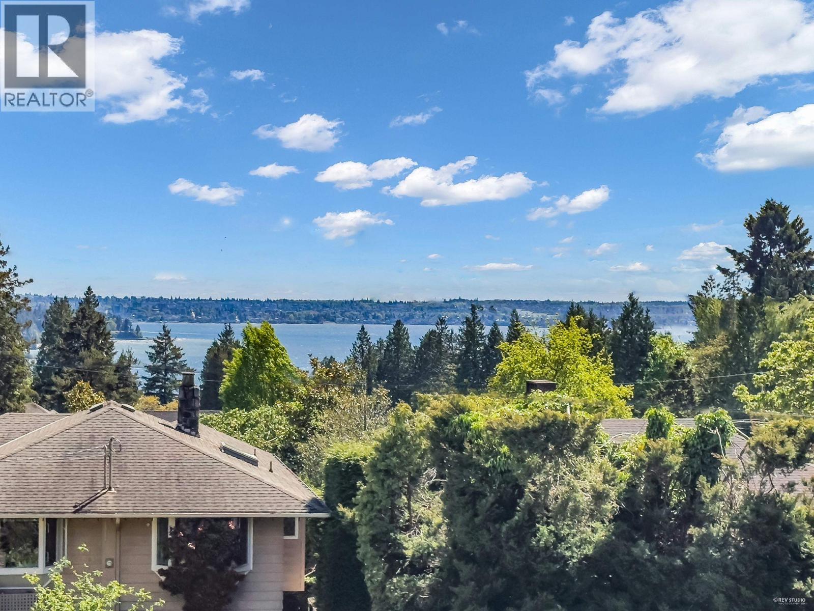 1555 LAWSON AVENUE, West Vancouver