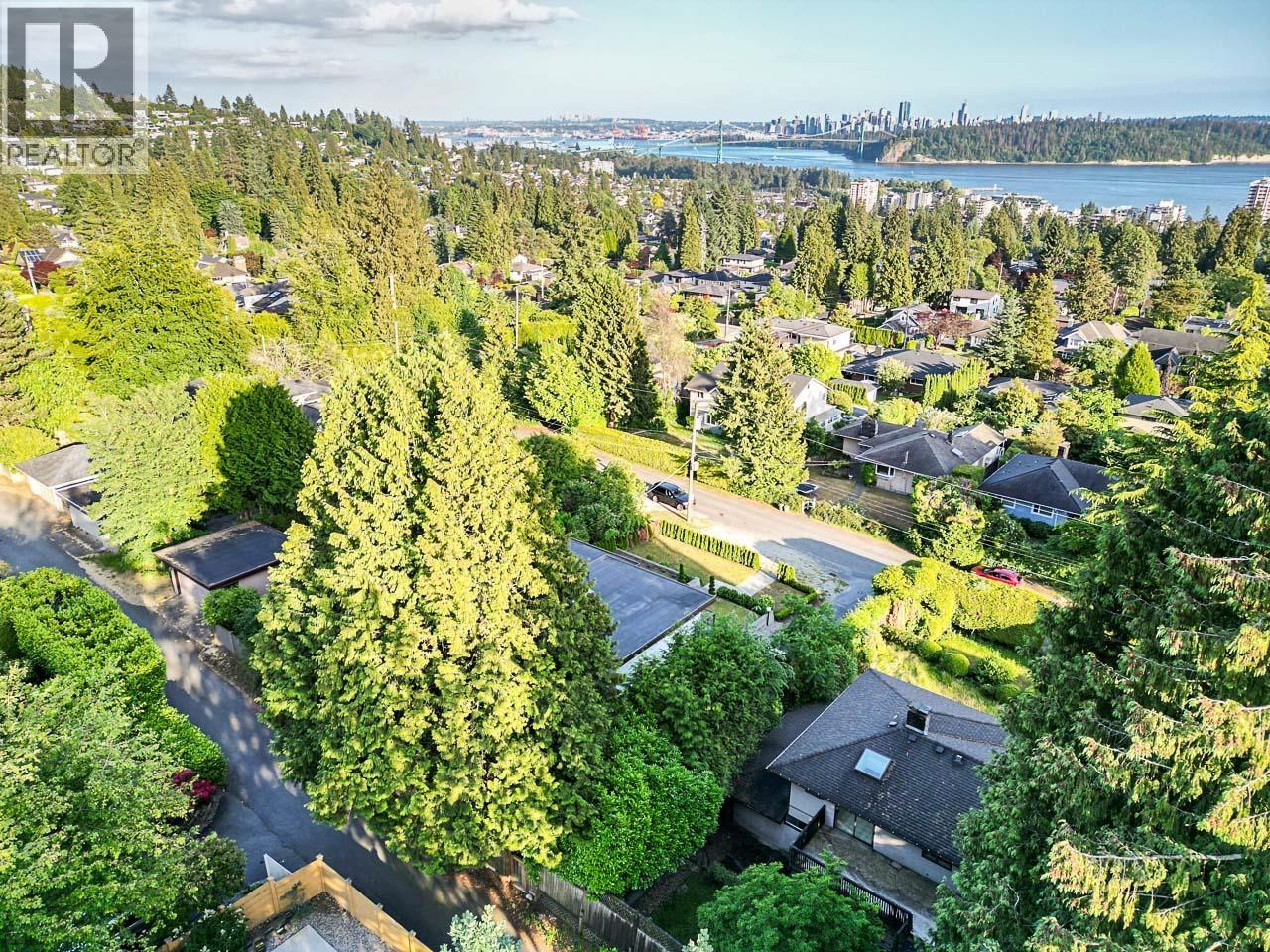 1555 LAWSON AVENUE, West Vancouver