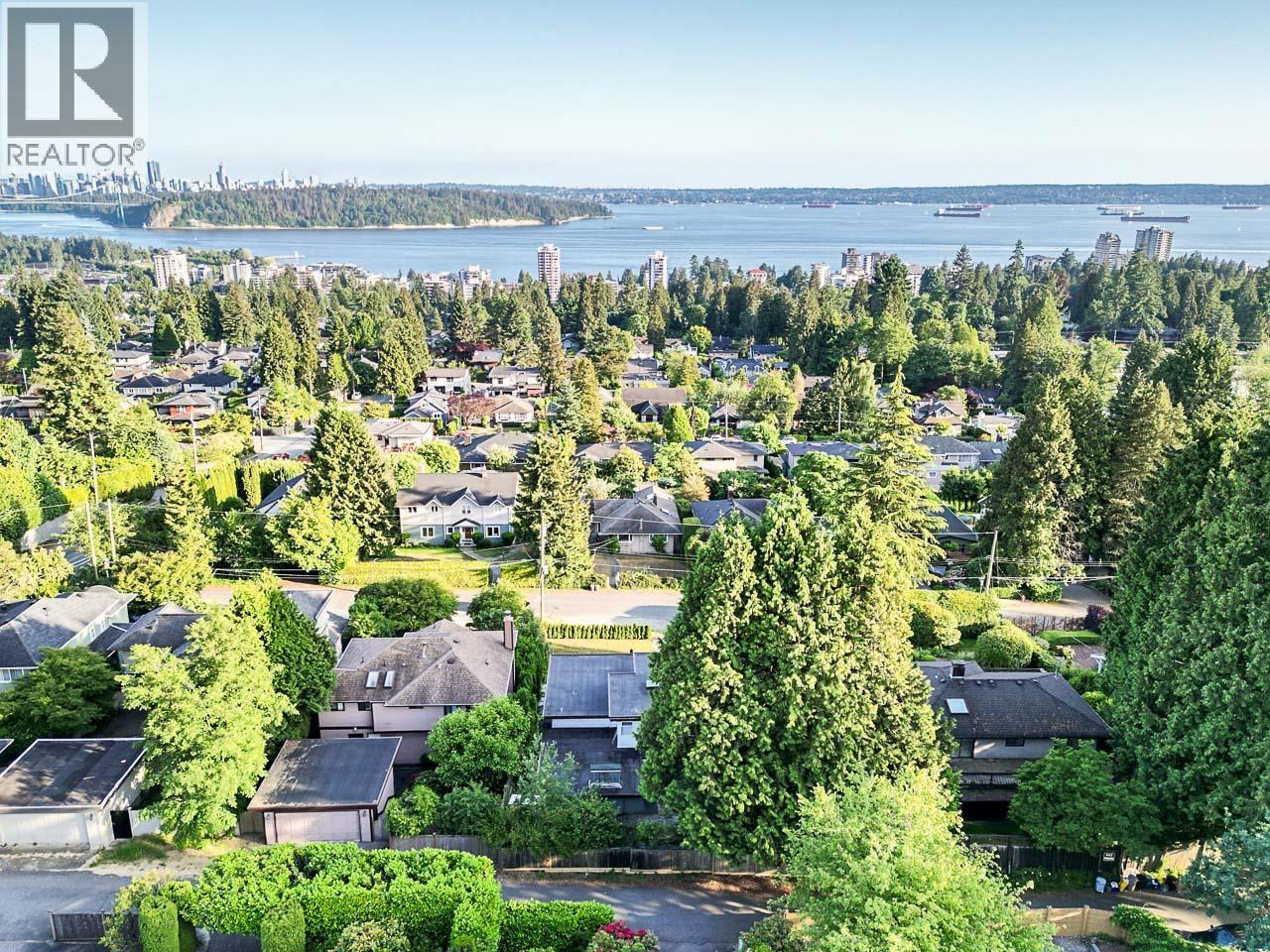 1555 LAWSON AVENUE, West Vancouver