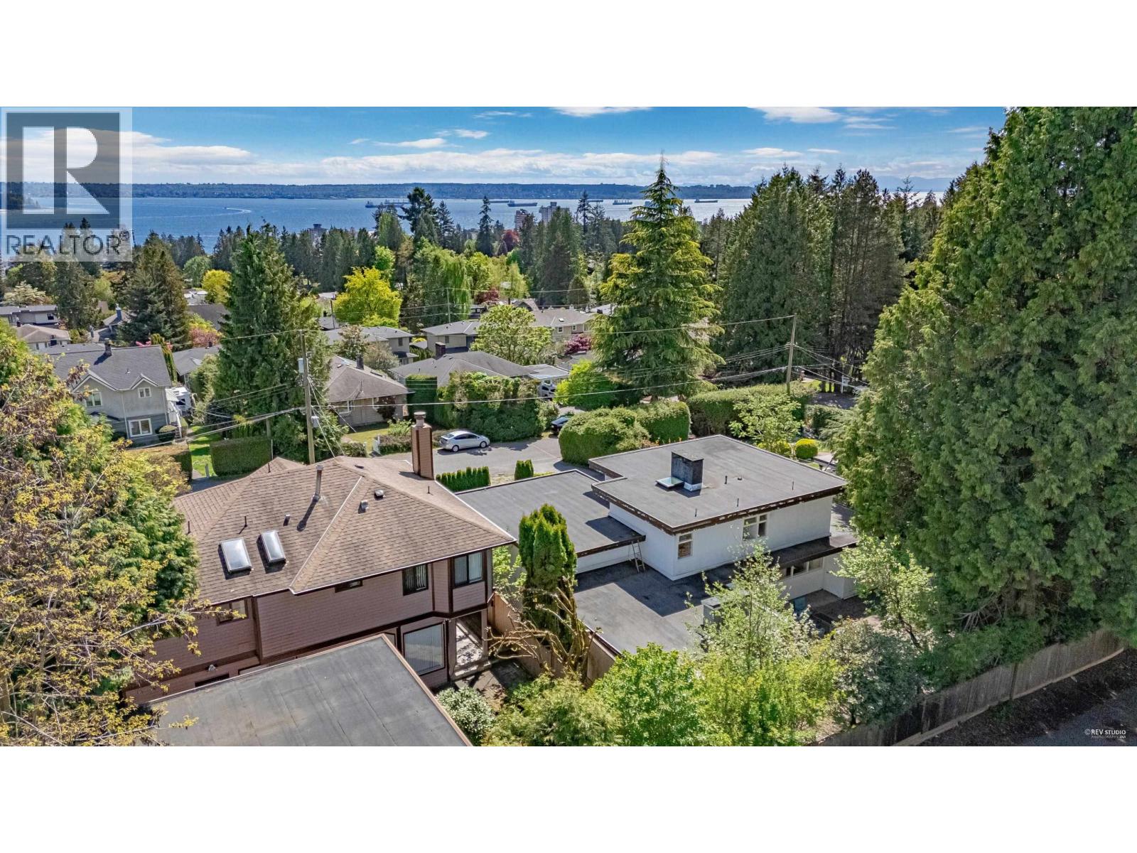 1555 LAWSON AVENUE, West Vancouver