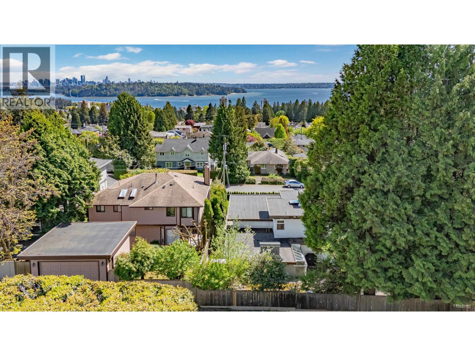 1555 LAWSON AVENUE, West Vancouver
