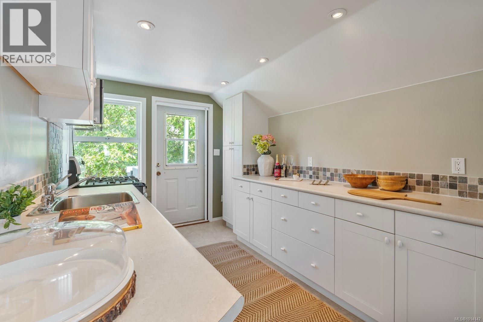  3905B Cadboro Bay Road, Saanich
