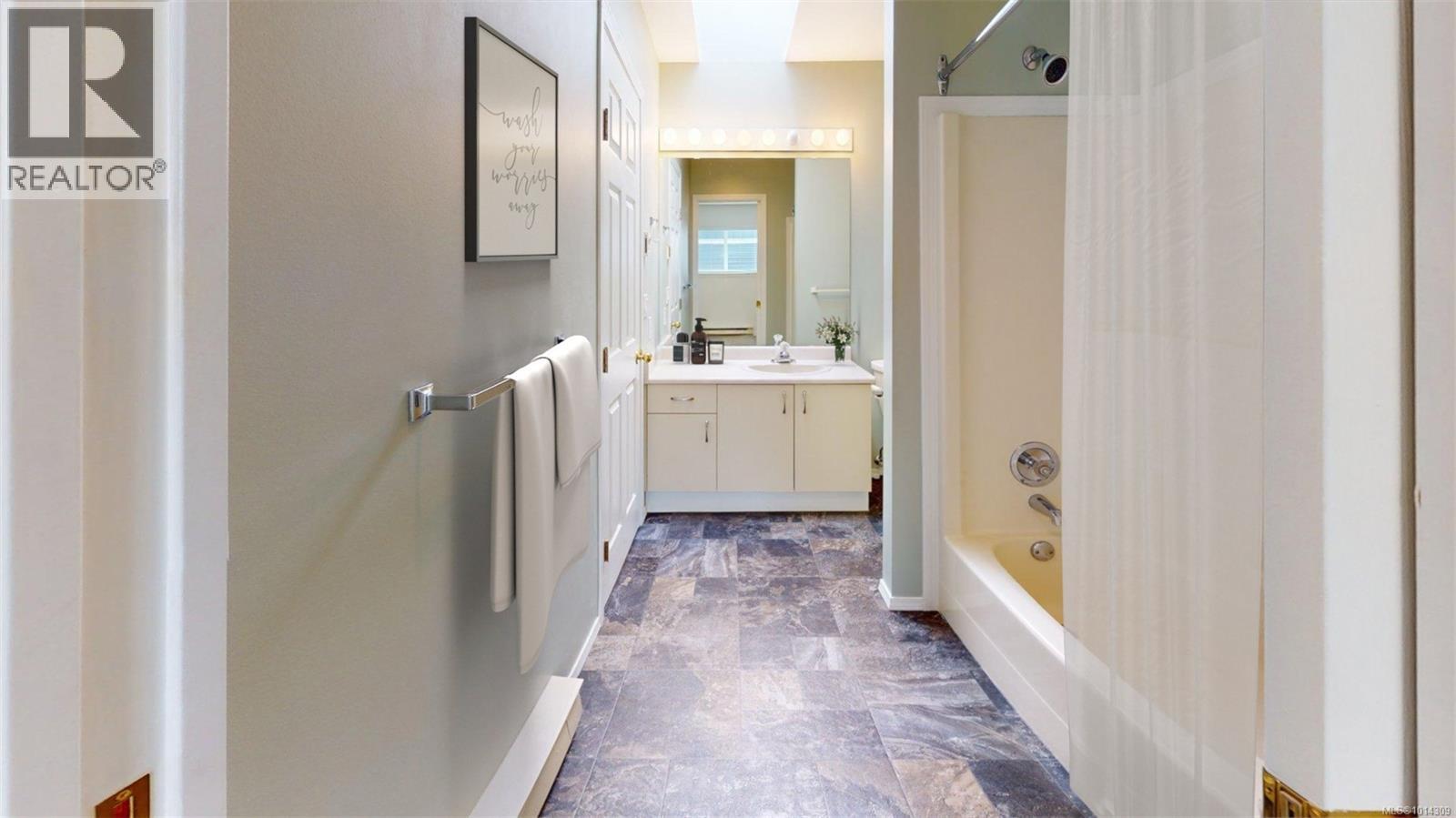 1 1441 Hillside Avenue, Victoria