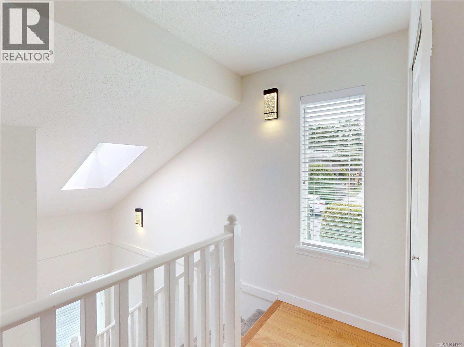 1 1441 Hillside Avenue, Victoria