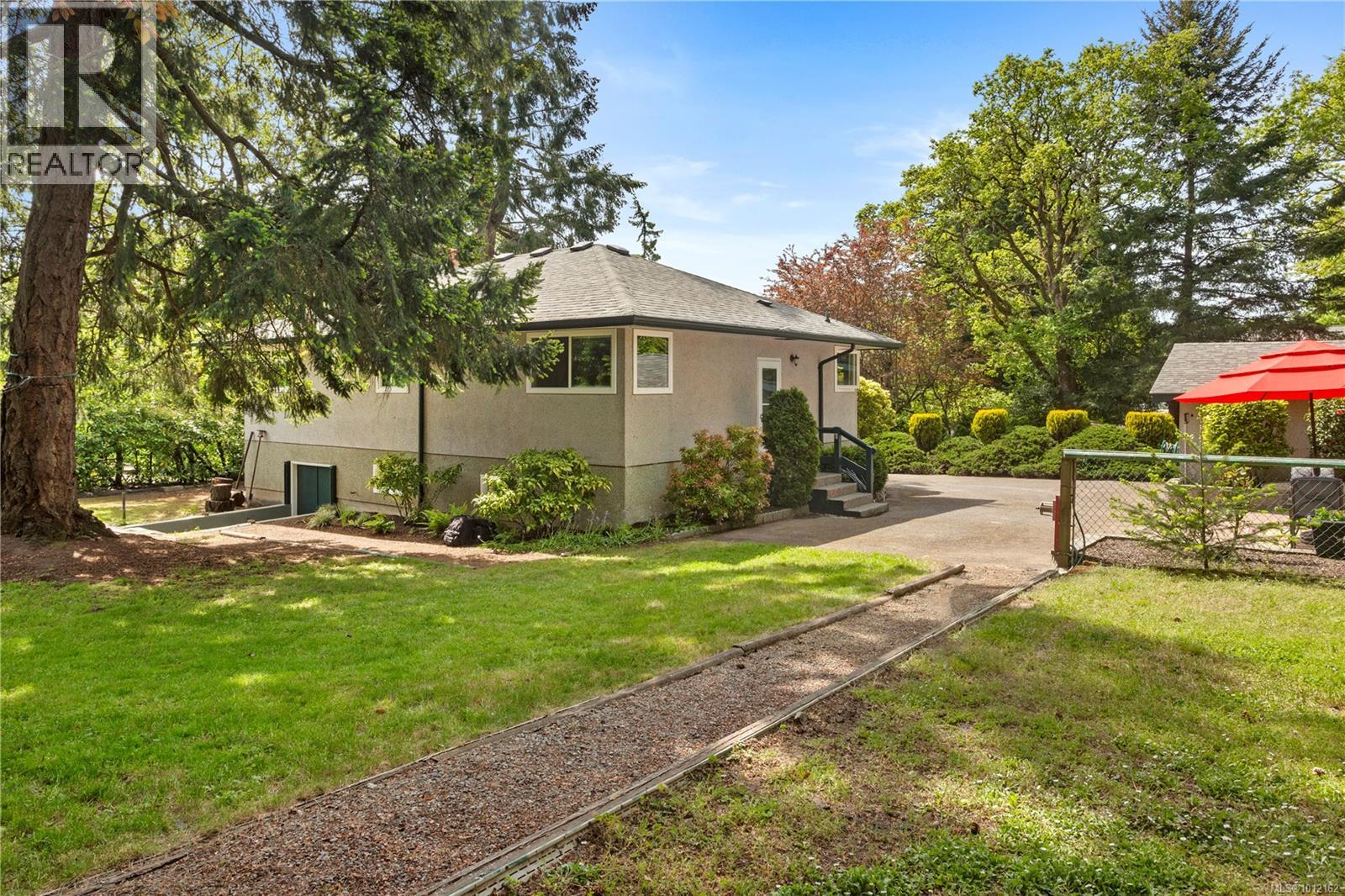 164 Island Hwy, View Royal