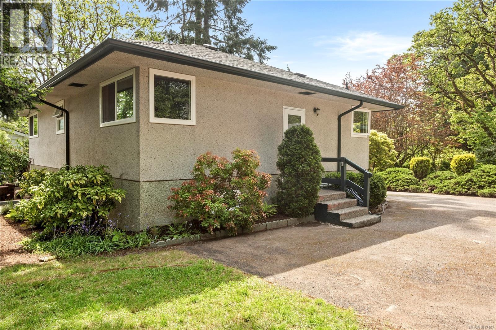 164 Island Hwy, View Royal