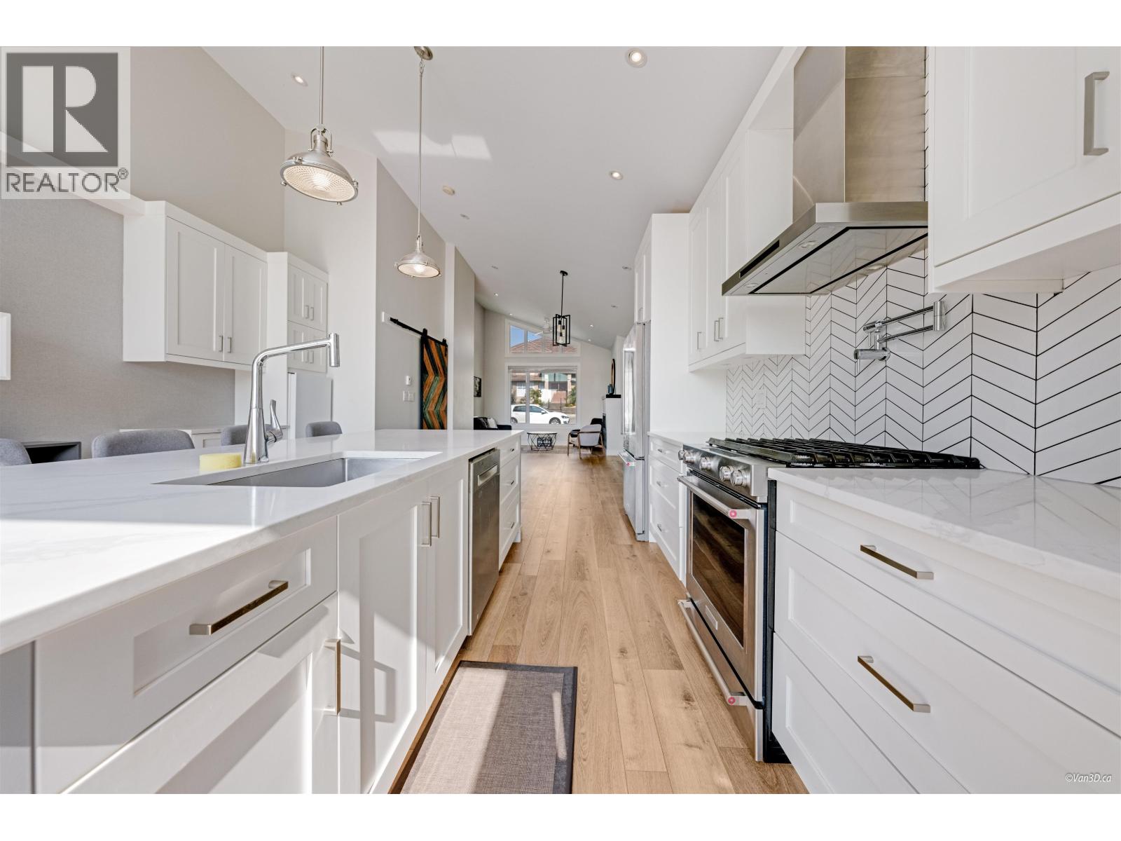 8008 13 AVENUE, Burnaby