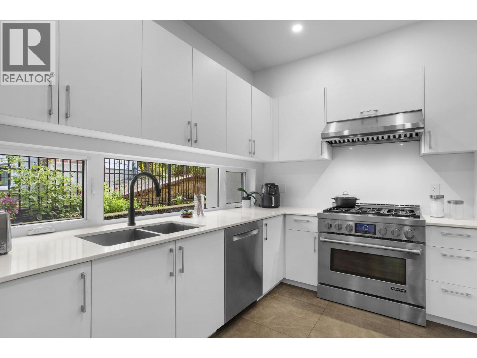 5197 SONORA DRIVE, North Vancouver