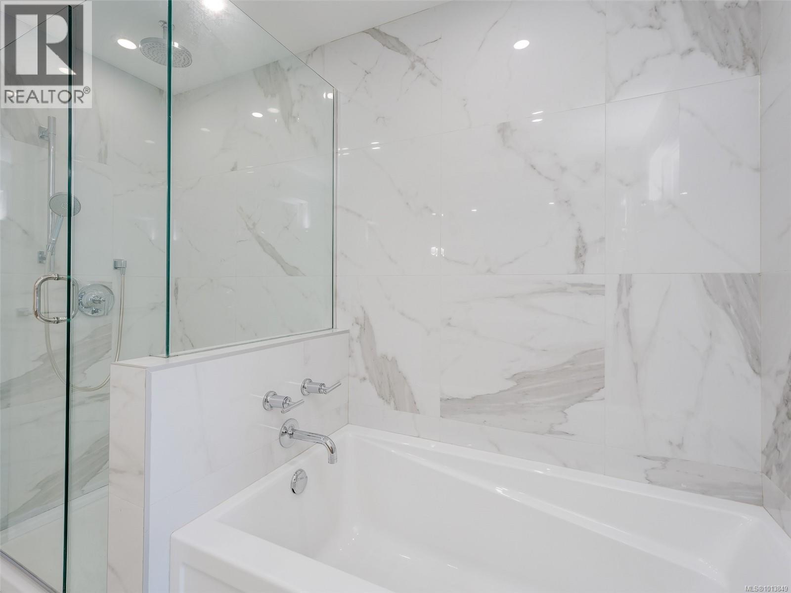 212 5120 Cordova Bay Rd, Saanich