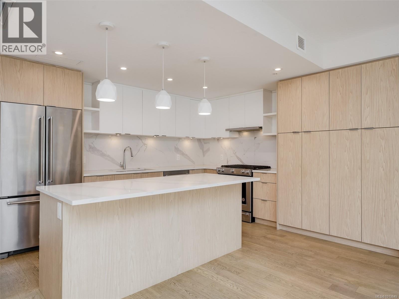 212 5120 Cordova Bay Rd, Saanich