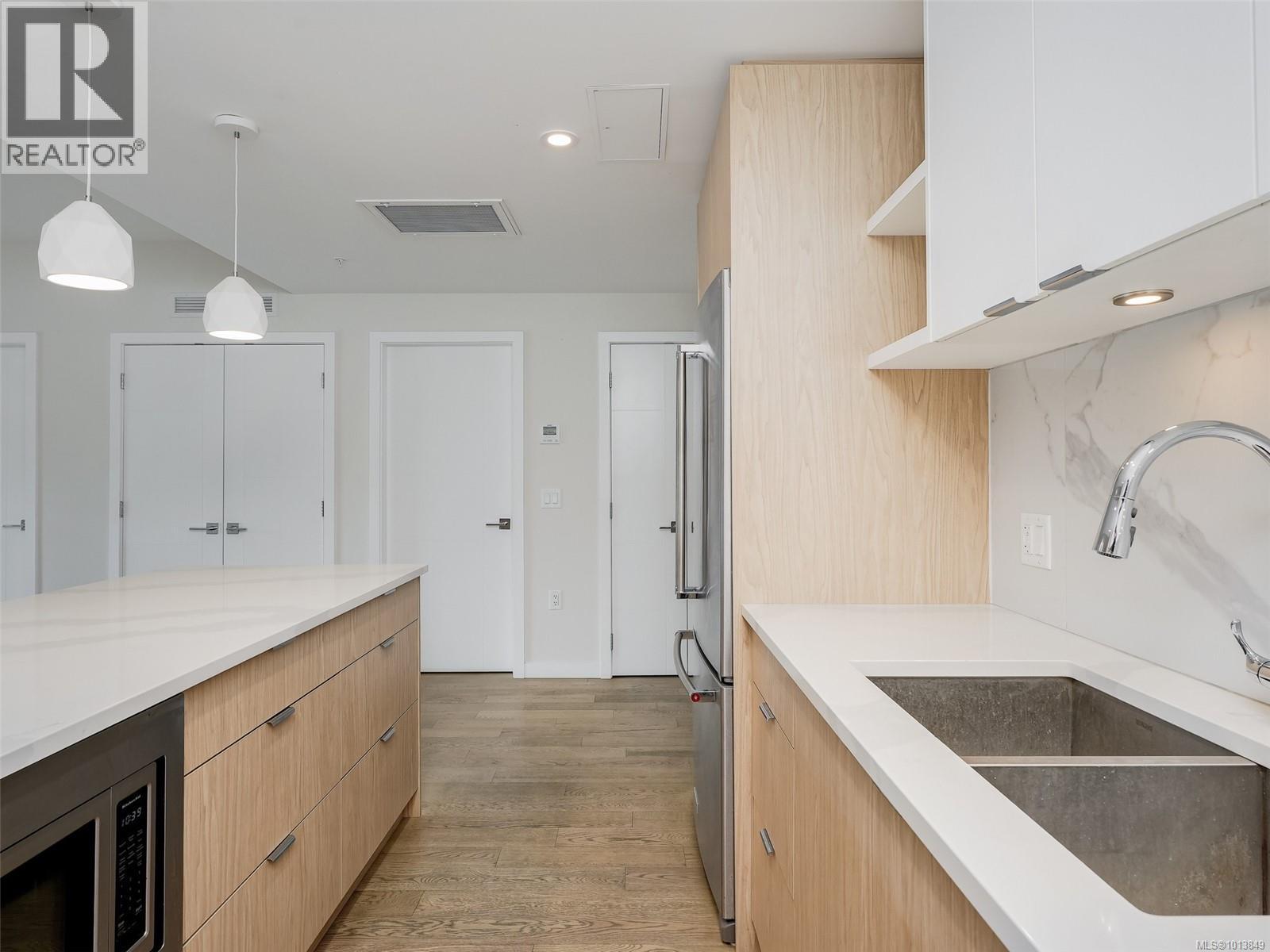 212 5120 Cordova Bay Rd, Saanich