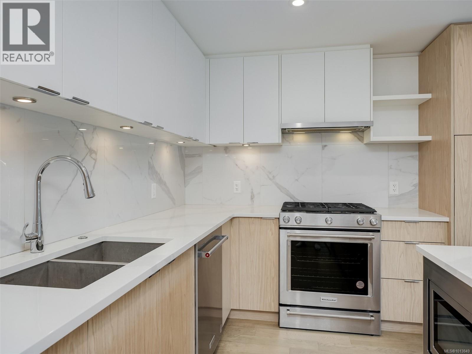 212 5120 Cordova Bay Rd, Saanich