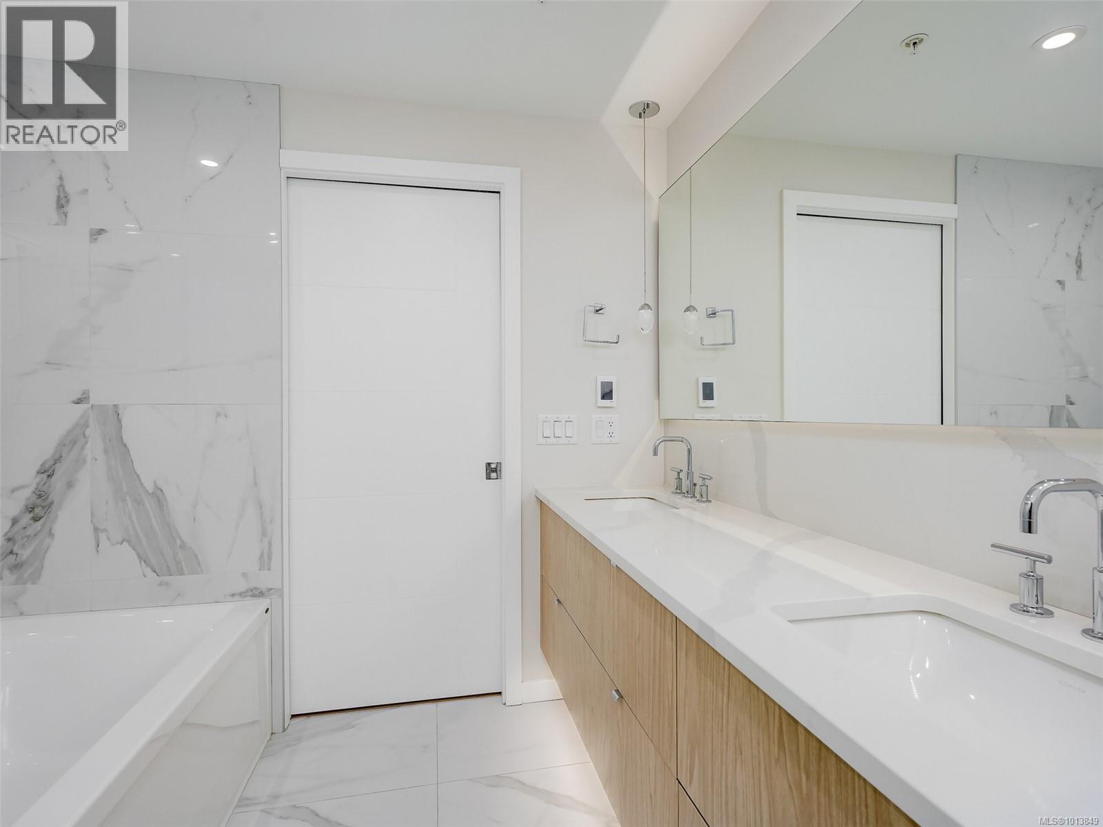 212 5120 Cordova Bay Rd, Saanich