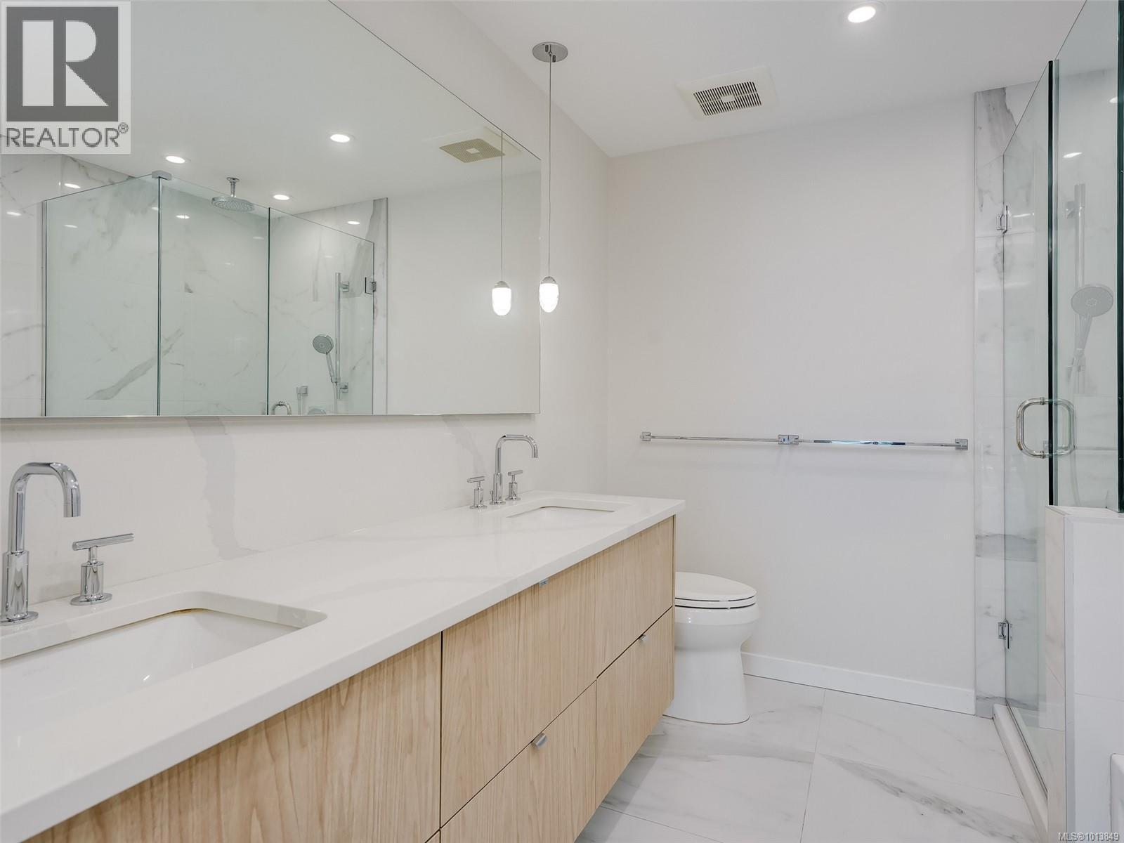 212 5120 Cordova Bay Rd, Saanich