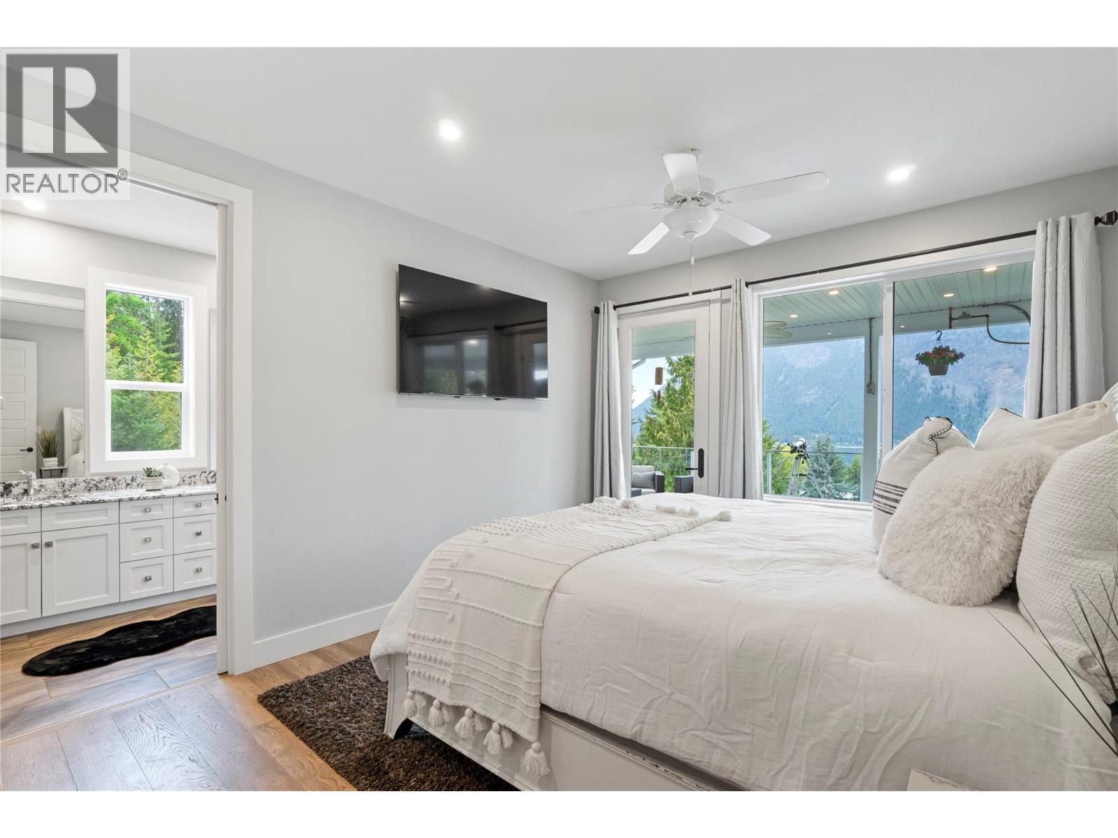 2030 Canoe Beach Drive Northeast, Salmon Arm