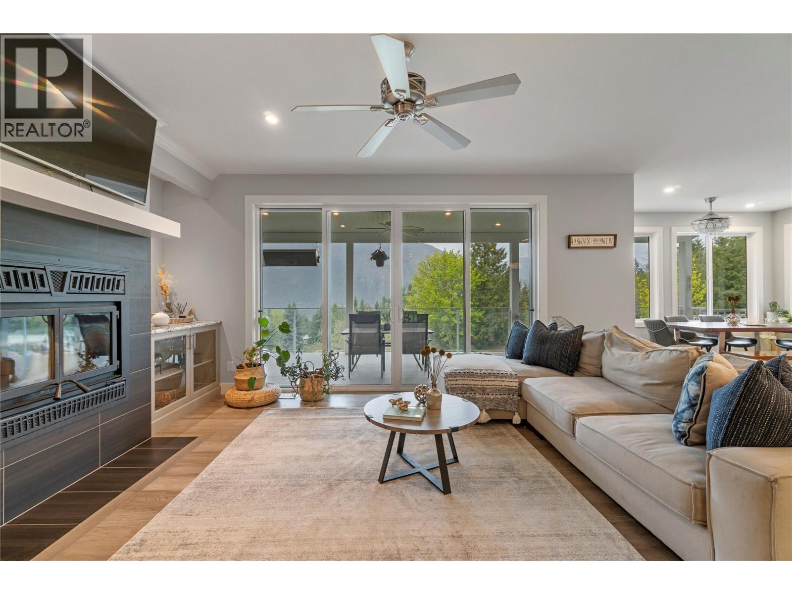 2030 Canoe Beach Drive Northeast, Salmon Arm