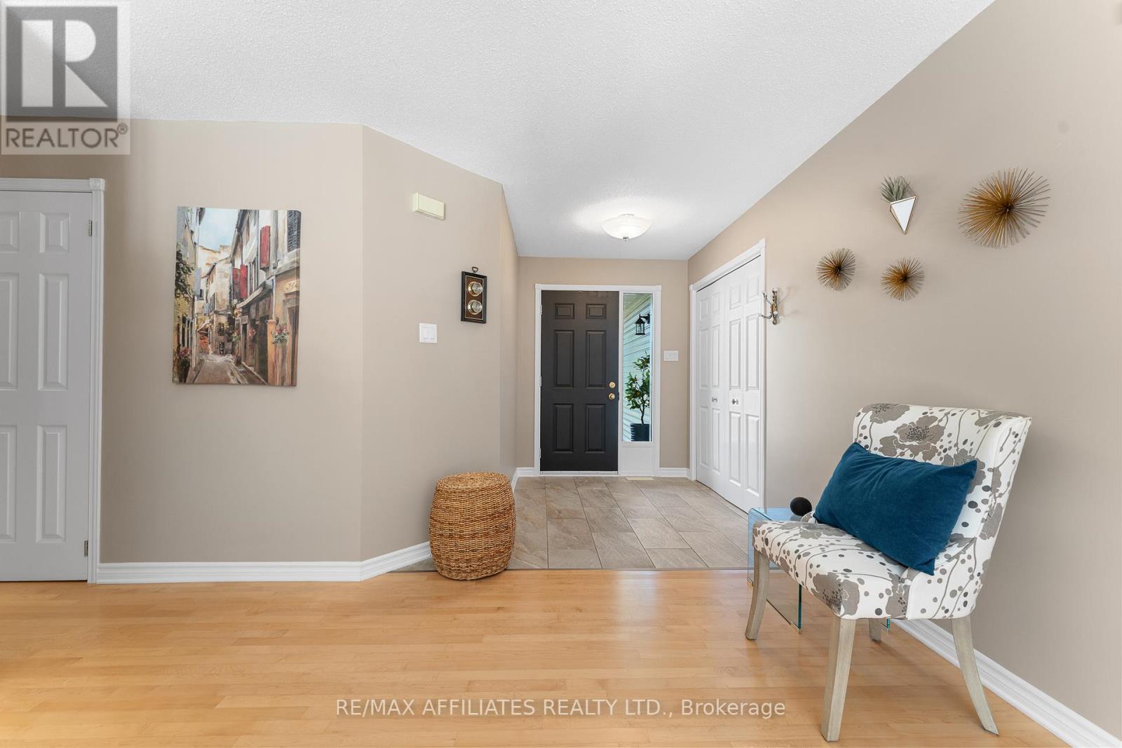 Spacious Front Foyer w/Modern Tile Flrs (12 x 24)