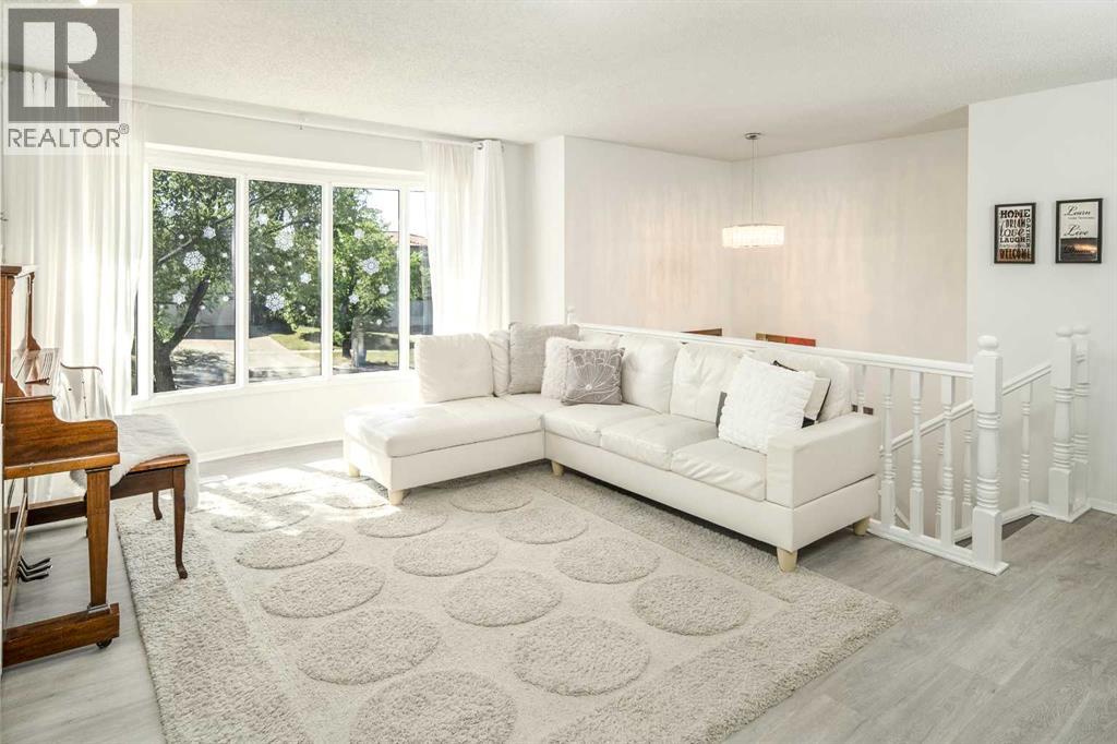 Single Family House Bi-level for Sale in  Edenwold Drive NW Edgemont Calgary 