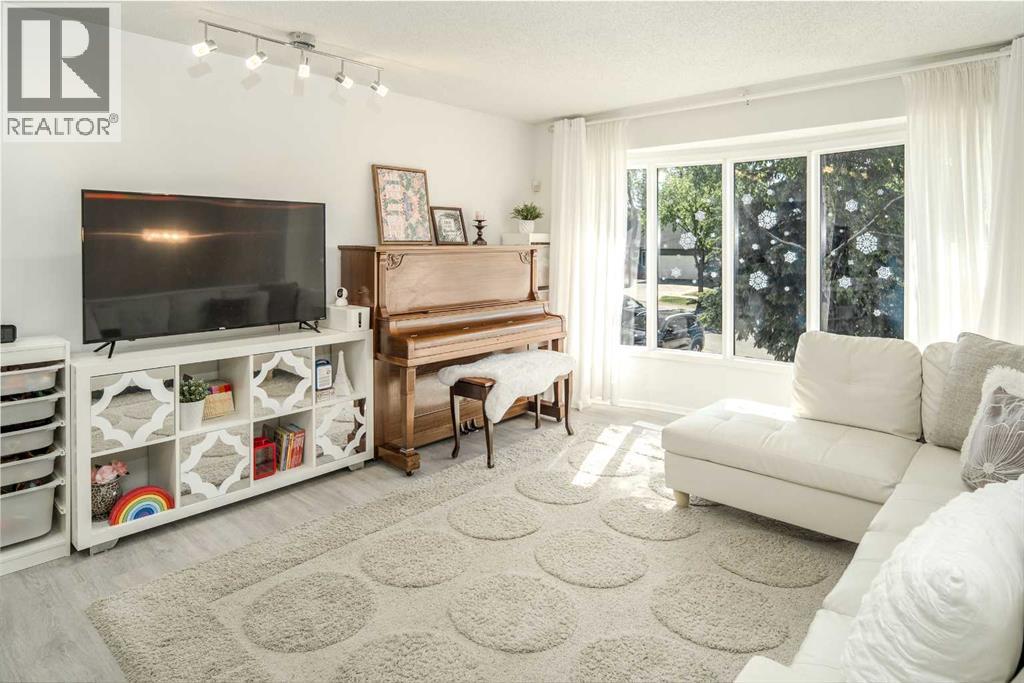 Single Family House Bi-level for Sale in  Edenwold Drive NW Edgemont Calgary 