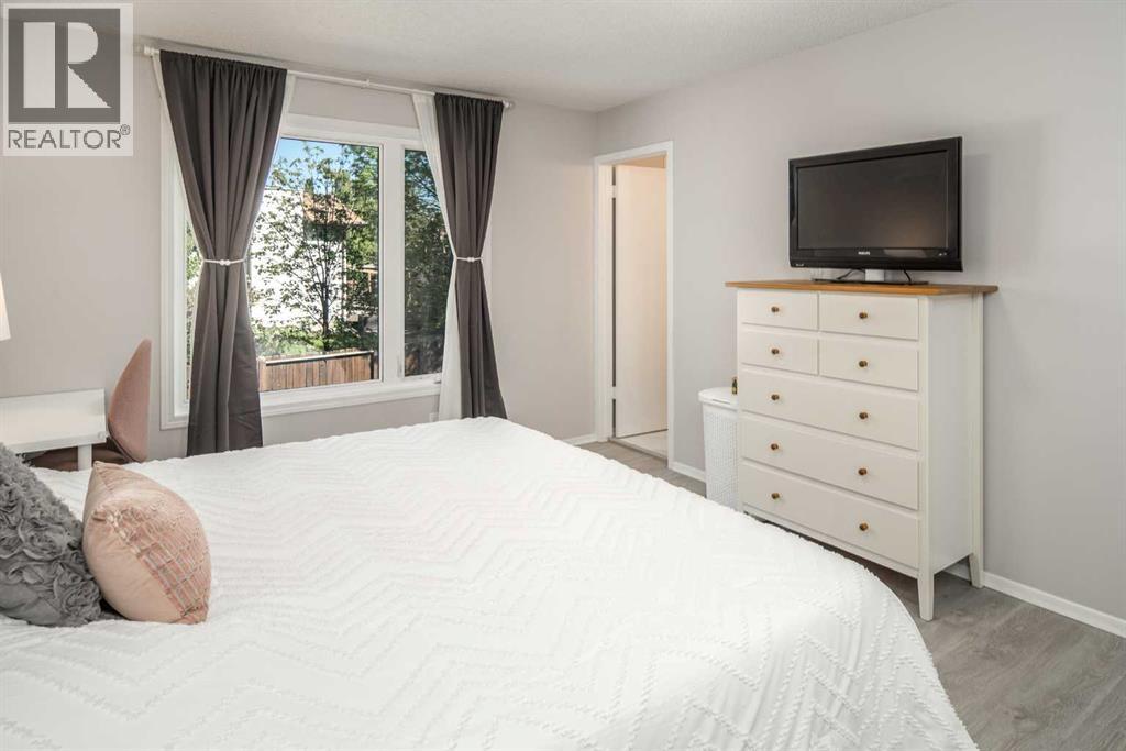 Single Family House Bi-level for Sale in  Edenwold Drive NW Edgemont Calgary 