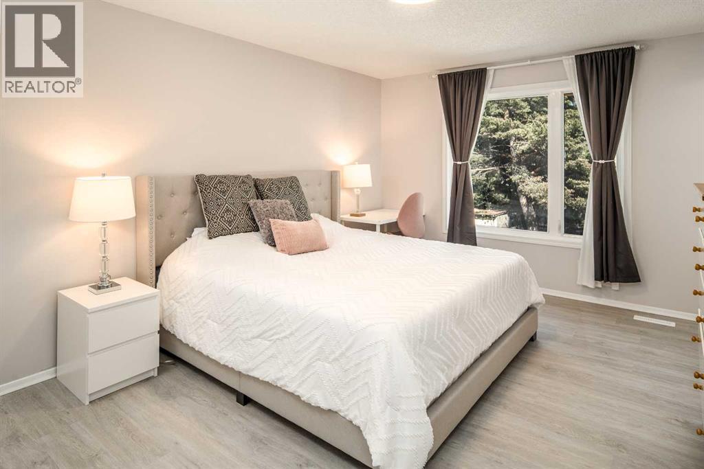 Single Family House Bi-level for Sale in  Edenwold Drive NW Edgemont Calgary 