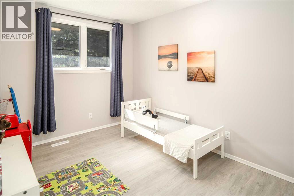 Single Family House Bi-level for Sale in  Edenwold Drive NW Edgemont Calgary 