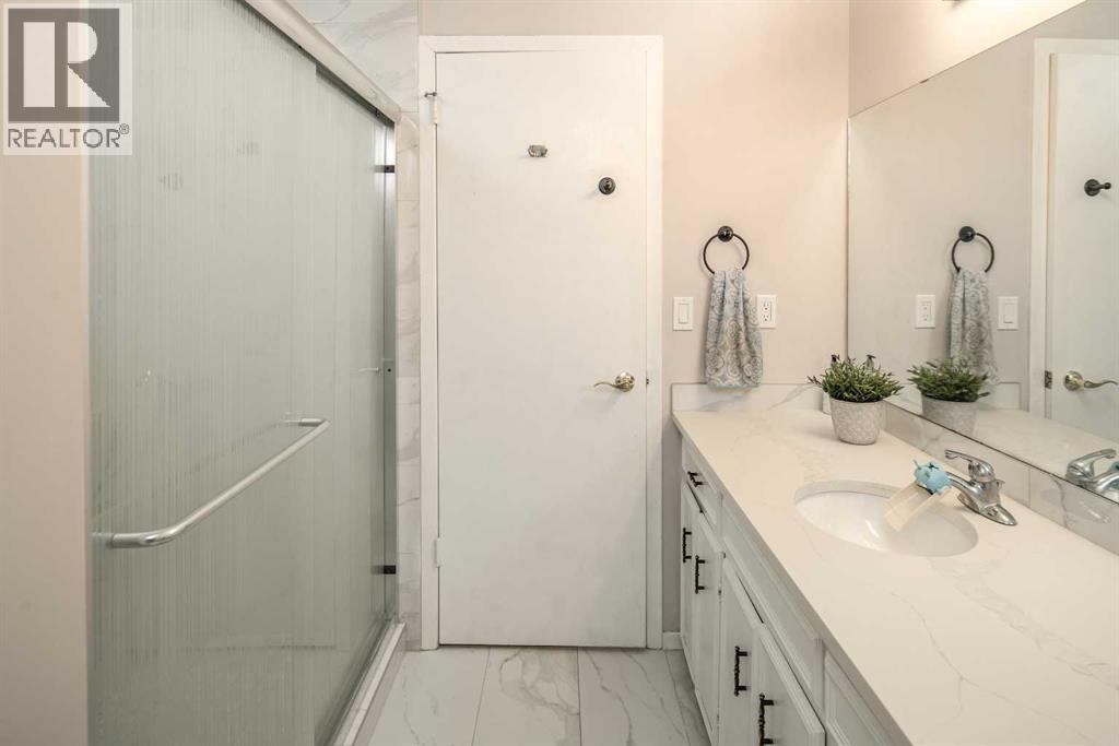 Single Family House Bi-level for Sale in  Edenwold Drive NW Edgemont Calgary 