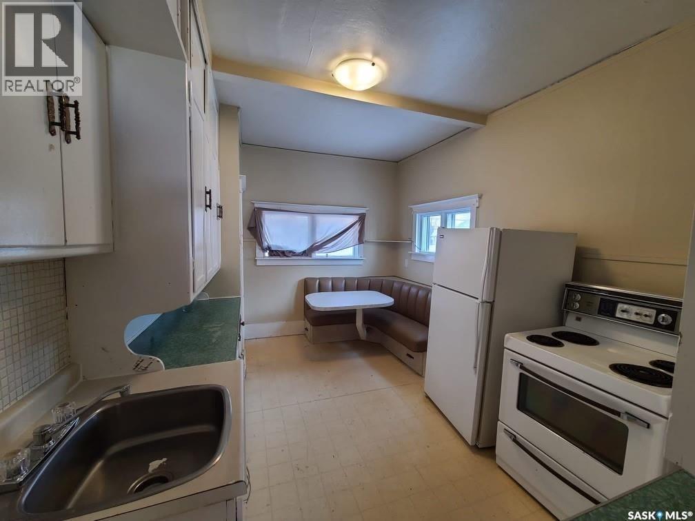 322 H AVENUE S - Photo 3 of 10, Saskatoon, Saskatchewan