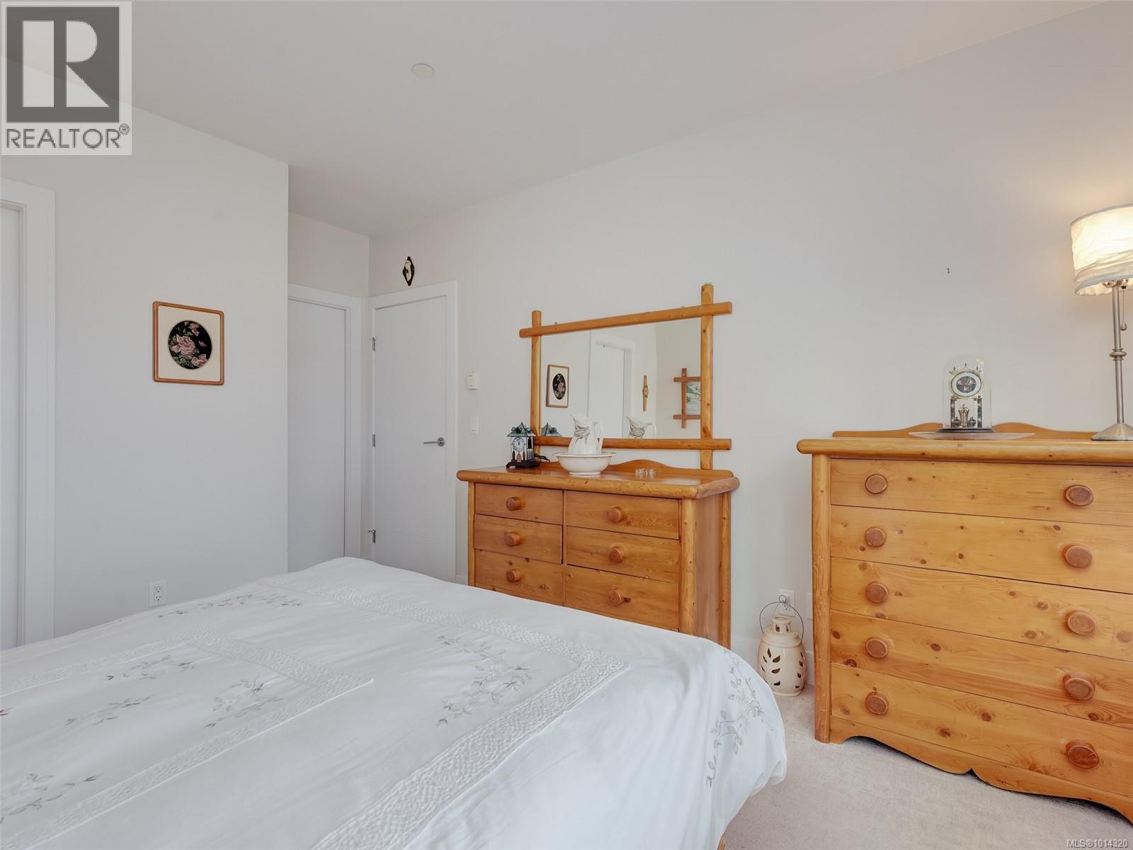 202 7182 West Saanich Rd, Central Saanich