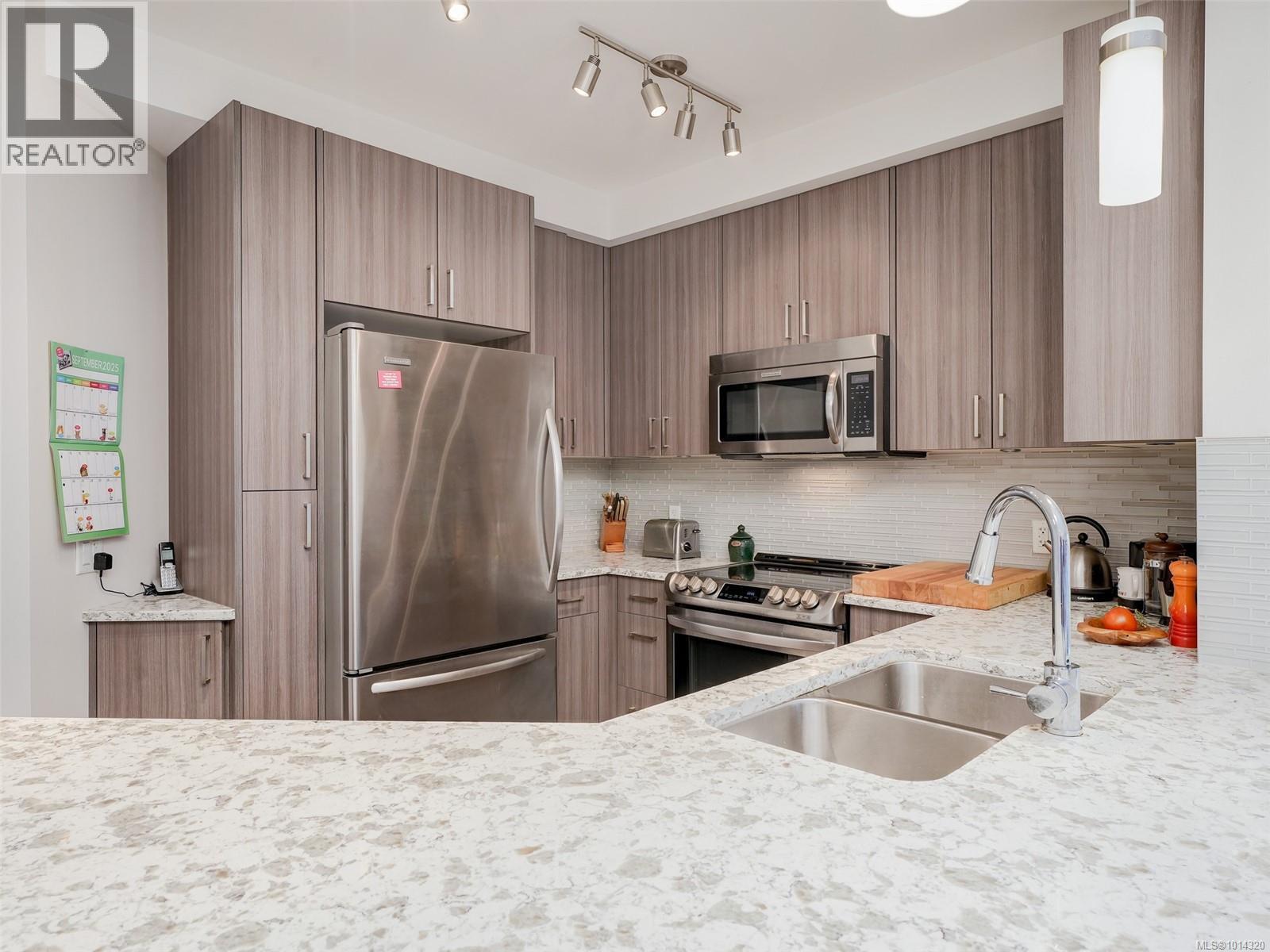 202 7182 West Saanich Rd, Central Saanich